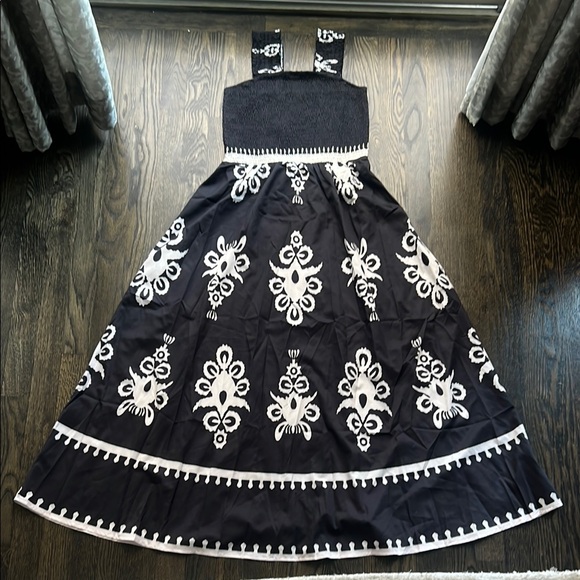 Dresses & Skirts - Chic Black and White Sun Dress